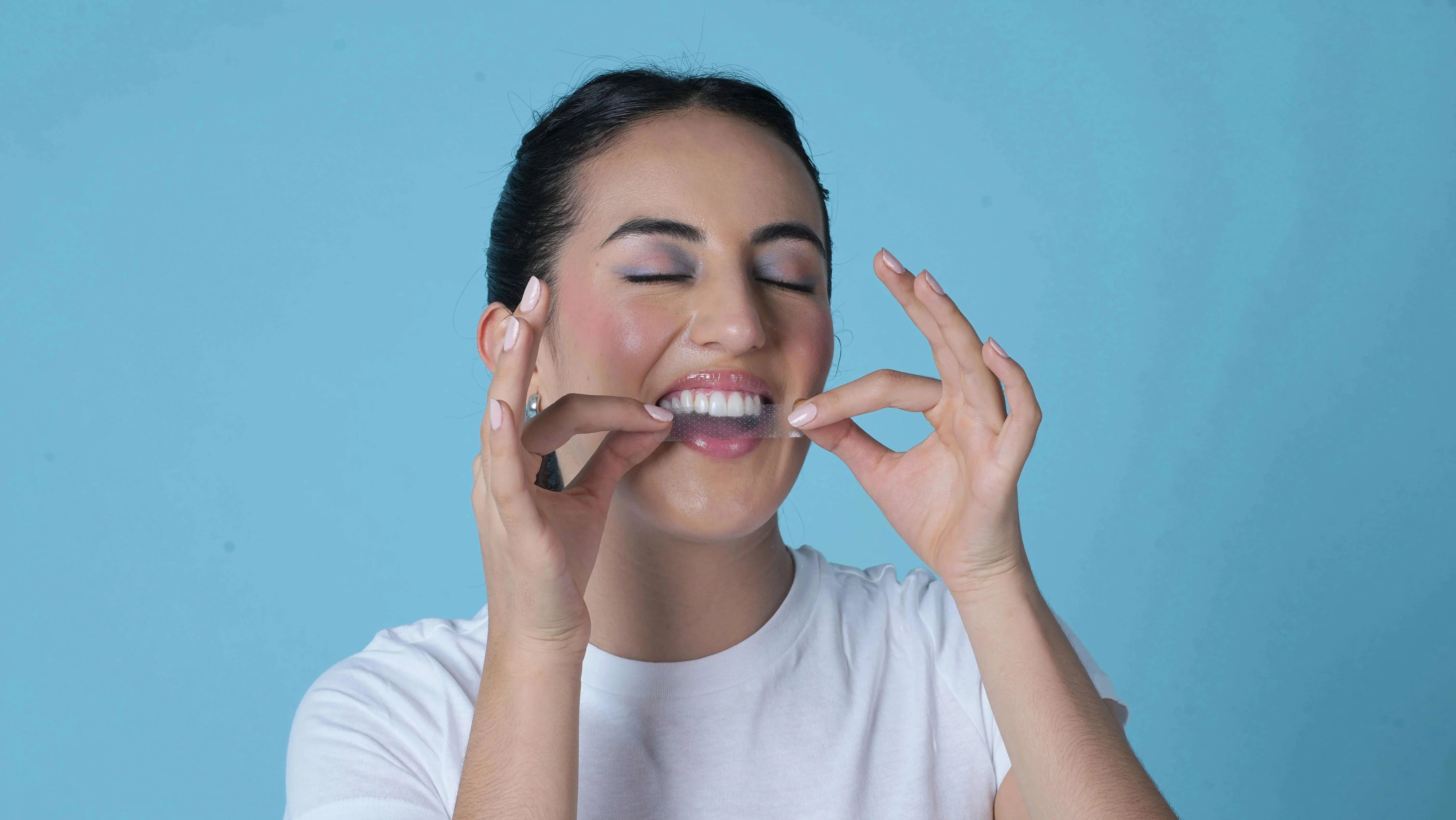 A Complete Guide on How to Use Teeth Whitening Strips Effectively